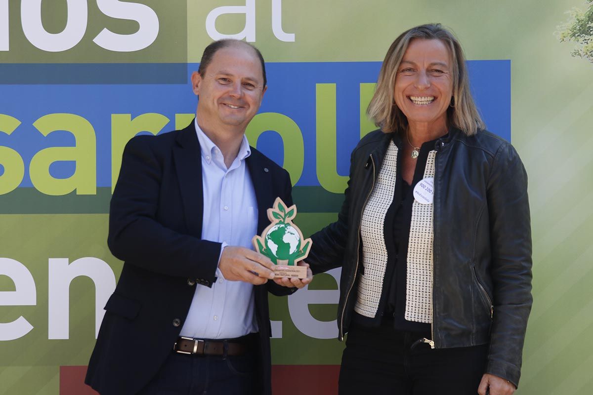 Isabel Albás entrega su premio a la empresa Cantueso