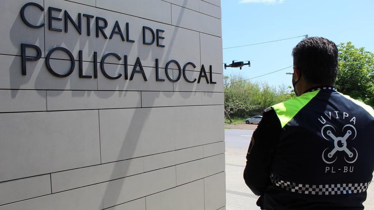 Un agente de la Policía Local de Burriana pilotando un dron, en una foto de archivo.