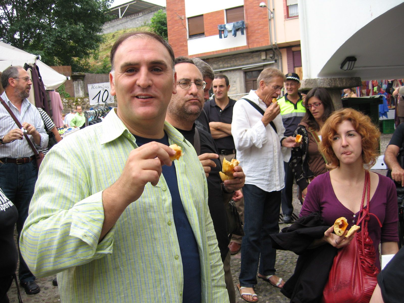 José Andrés, promocionando los productos asturianos en el mercado de Cangas de Onís