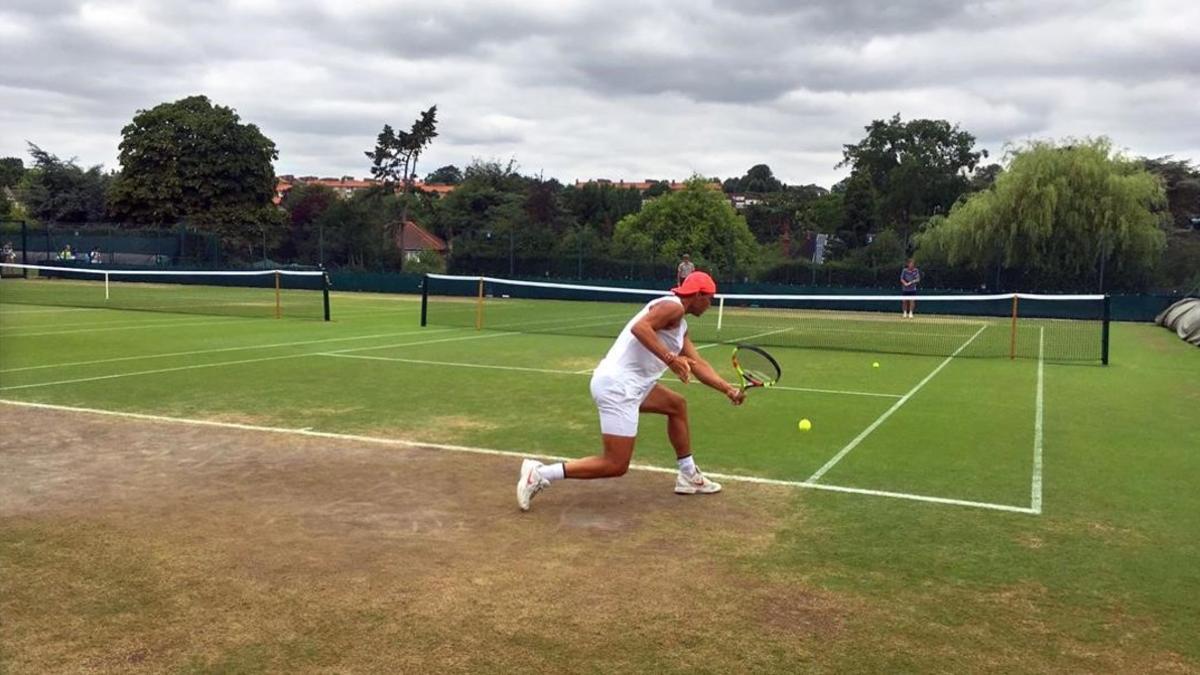 Nadal practica en las pistas de entrenamiento en Wimbledon