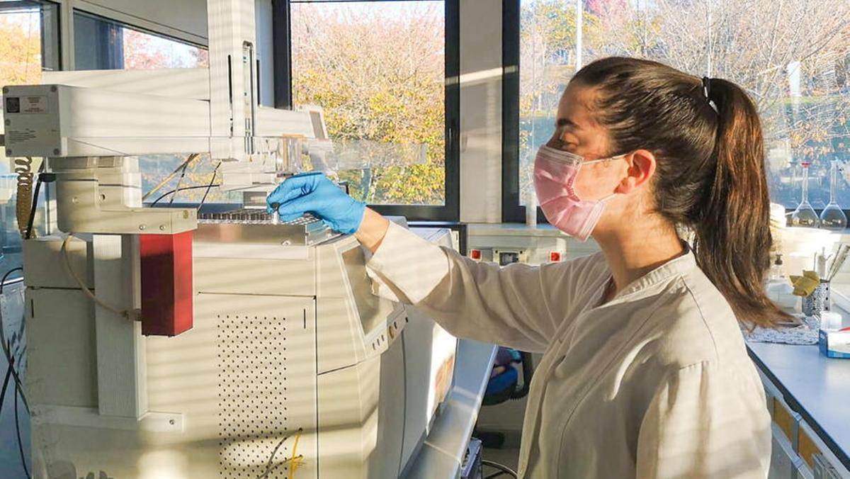 A investigadora da USC Zoe Chaos durante o proceso de elaboración da súa tese de doutoramento.