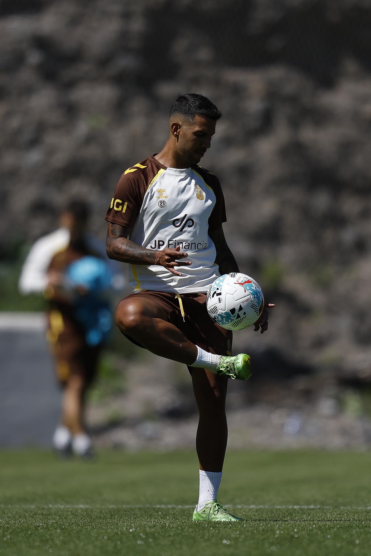 Jonathan Viera hace malabares con el balón en la Ciudad Deportiva de Barranco Seco.