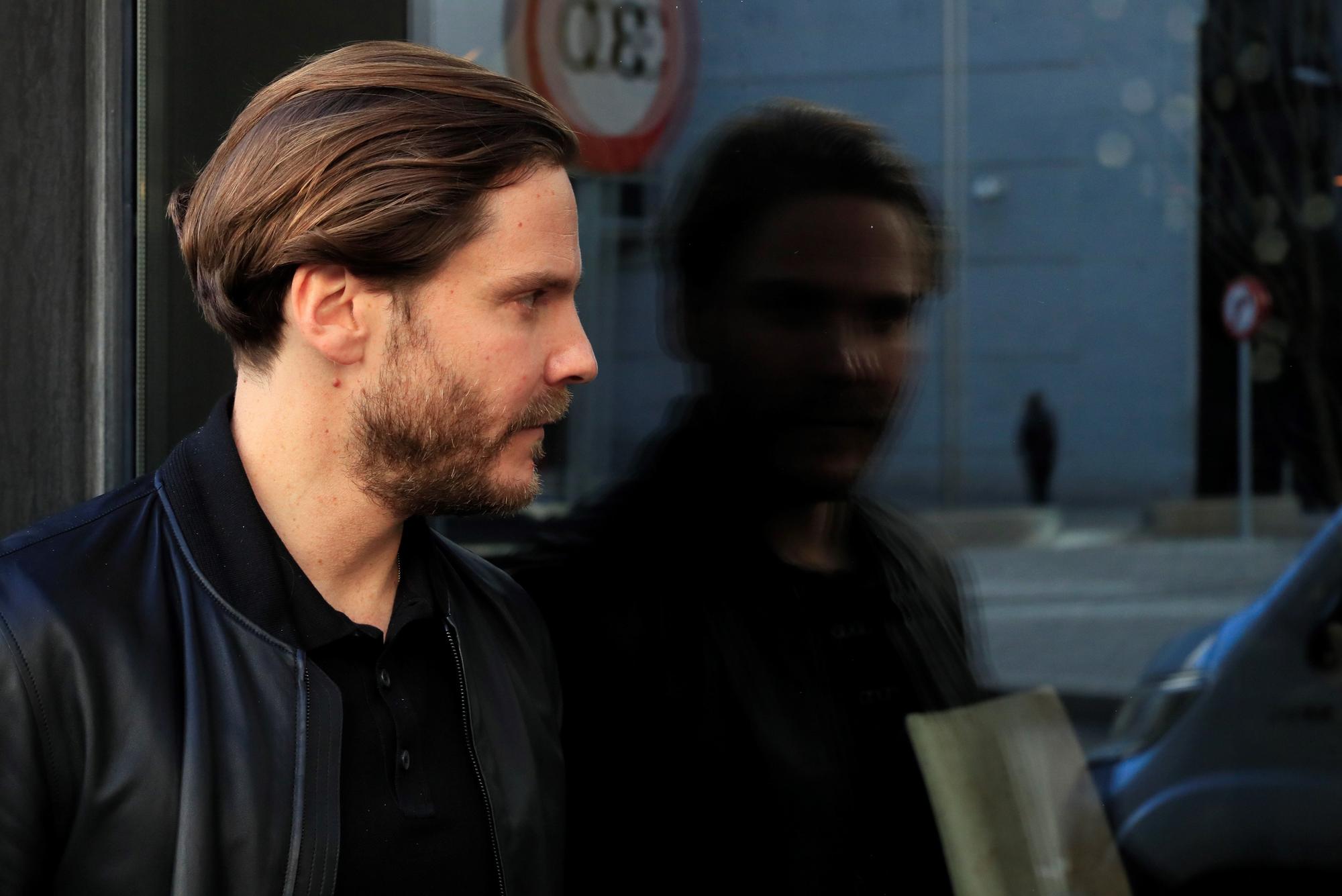 El actor Daniel Brühl se estrena como director de cine con 'La puerta de al lado'.