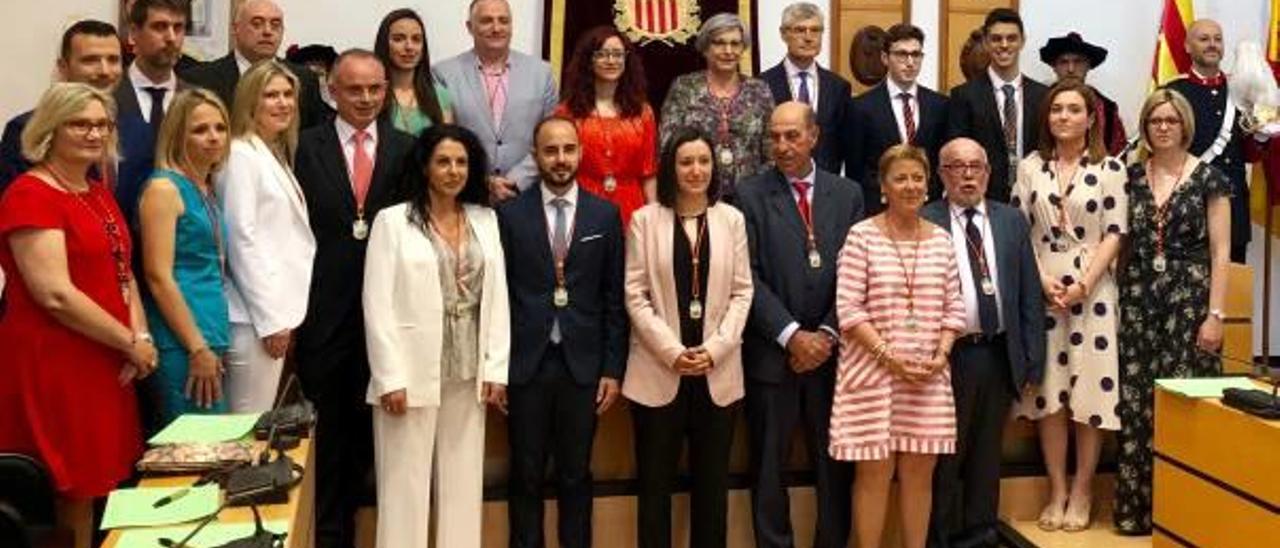 La corporación de Algemesí, con mayoría de mujeres, tras el pleno de investidura del sábado.