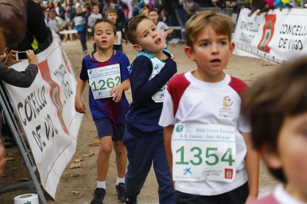 Más de 1.100 jóvenes atletas desafían a las bajas temperaturas para participar en la tradicional carrera de cross escolar.