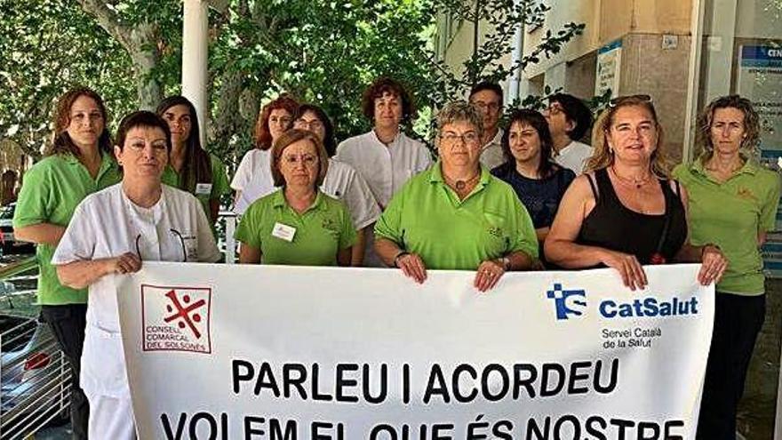 Treballadors del Centre Sanitari del Solsonès manifestant-se davant la porta de l&#039;edifici ahir al matí