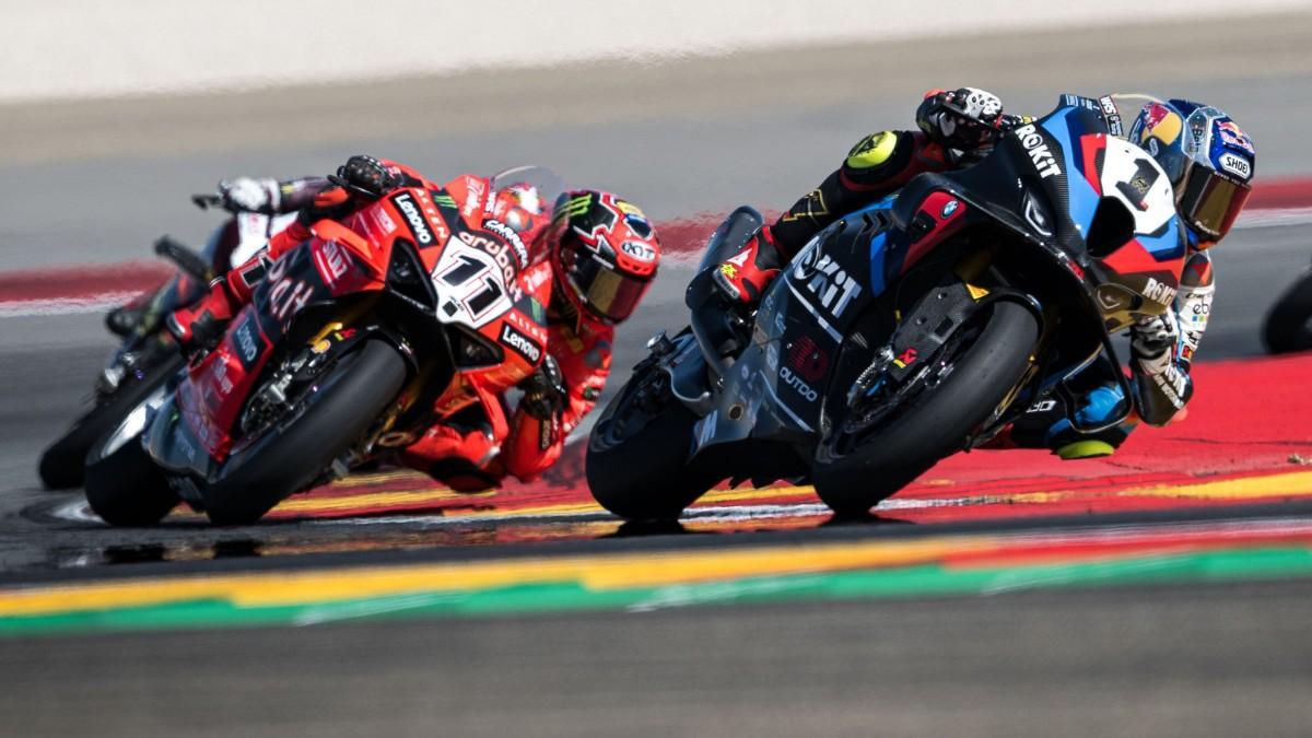 Toprak Razgatlioglu (BMW, derecha) y Nicoló Bulega (Ducati, izquierda) rodando en pista