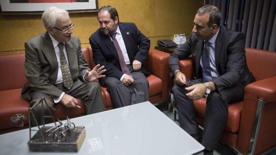 Por la izquierda, Vicente Luque, José Antonio Sáenz de Santa María y Fernando Lastra, ayer, en la Consejería de Infraestructuras.