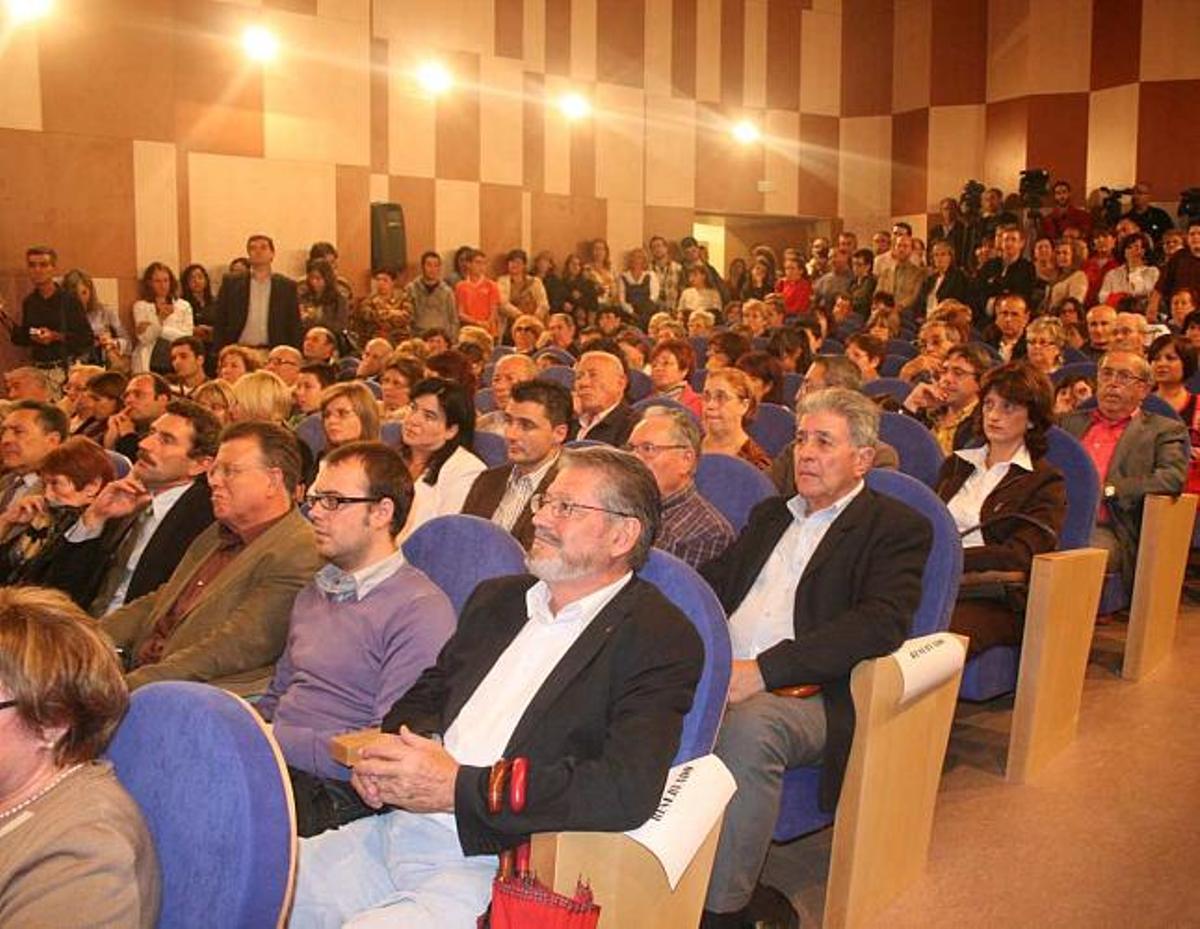 El salón de actos del conservatorio se quedó pequeño para acoger a las cientos de personas que acudieron al evento