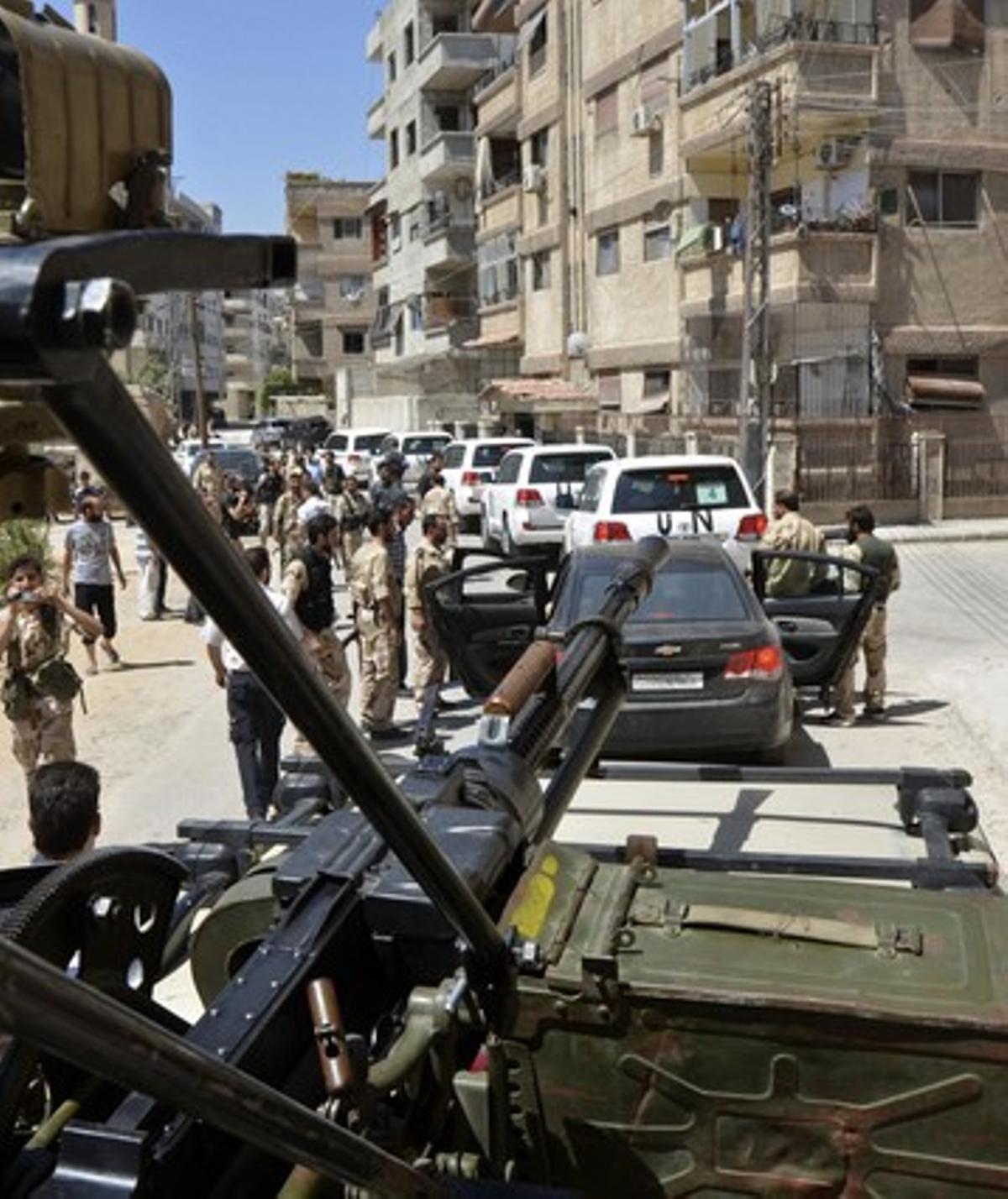 Militars sirians escorten vehicles de l’OTAN.