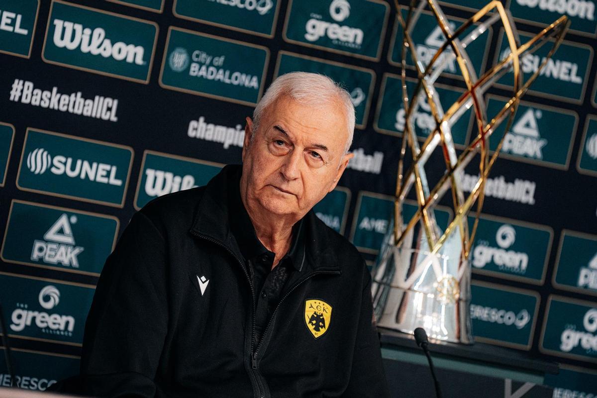 Dragan Sakota, entrenador del AEK.