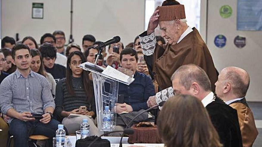 Hoek s&#039;ajusta el birret durant el seu discurs a la biblioteca del campus