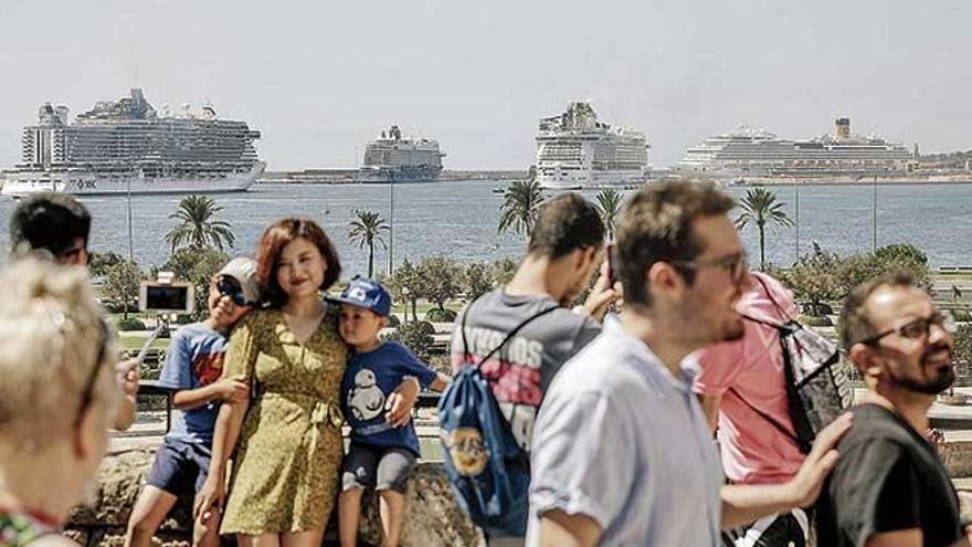 Imagen de archivo del 16 de agosto del año pasado, con cuatro megacruceros y 16.000 turistas en el centro de Palma.