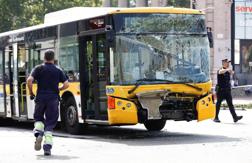 Accident de trànsit entre dos busos, un taxi i una moto a Barcelona