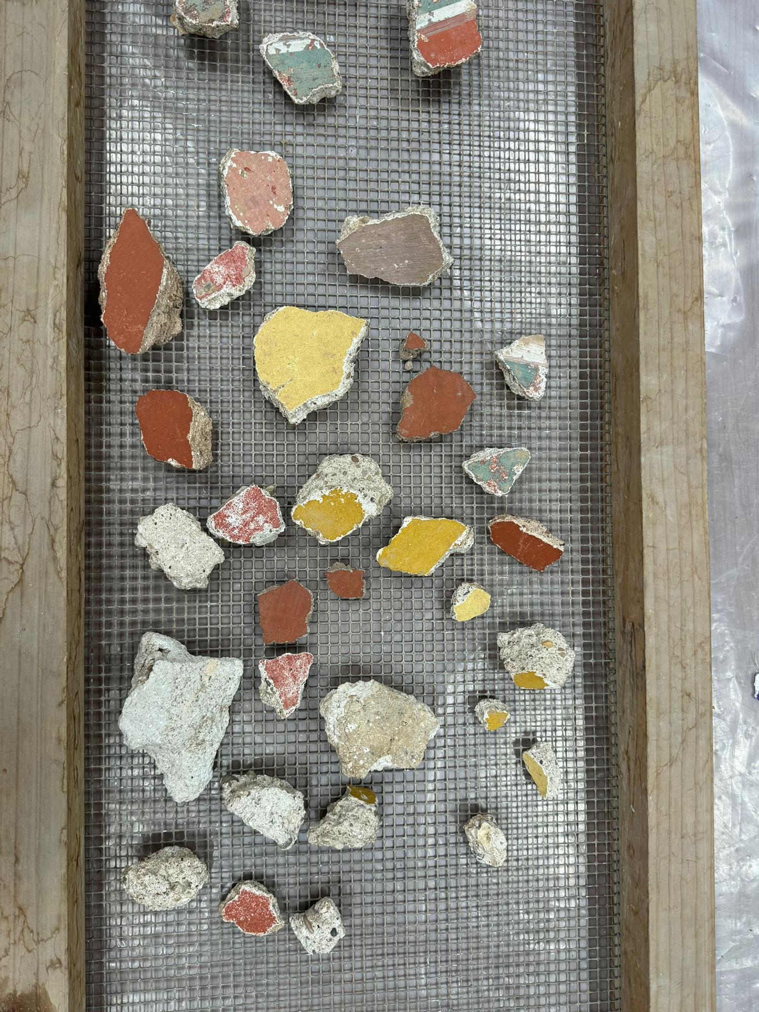 Estos son materiales encontrados bajo la plaza de San Miguel