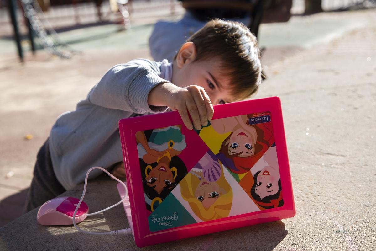 Un niño investiga un ordenador de princesas.