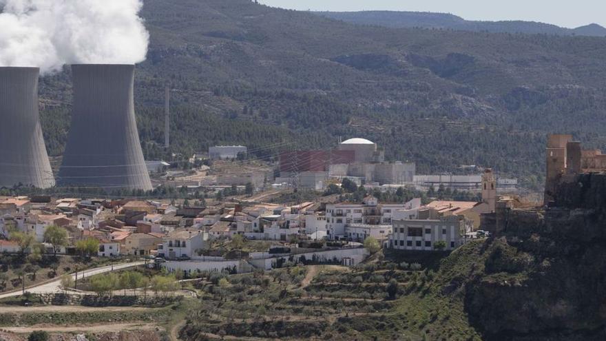 Central nuclear de Cofrentes, con el núcleo del reactor en el centro y las torres de refrigeración a la izquierda.