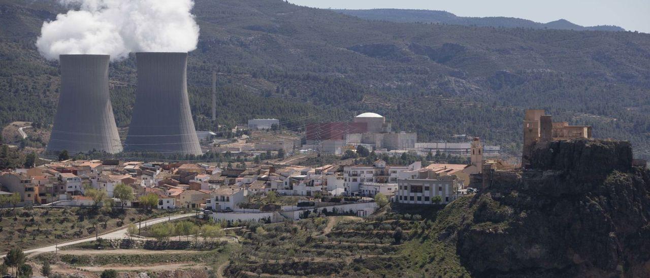 Central nuclear de Cofrentes, con el núcleo del reactor en el centro y las torres de refrigeración a la izquierda.