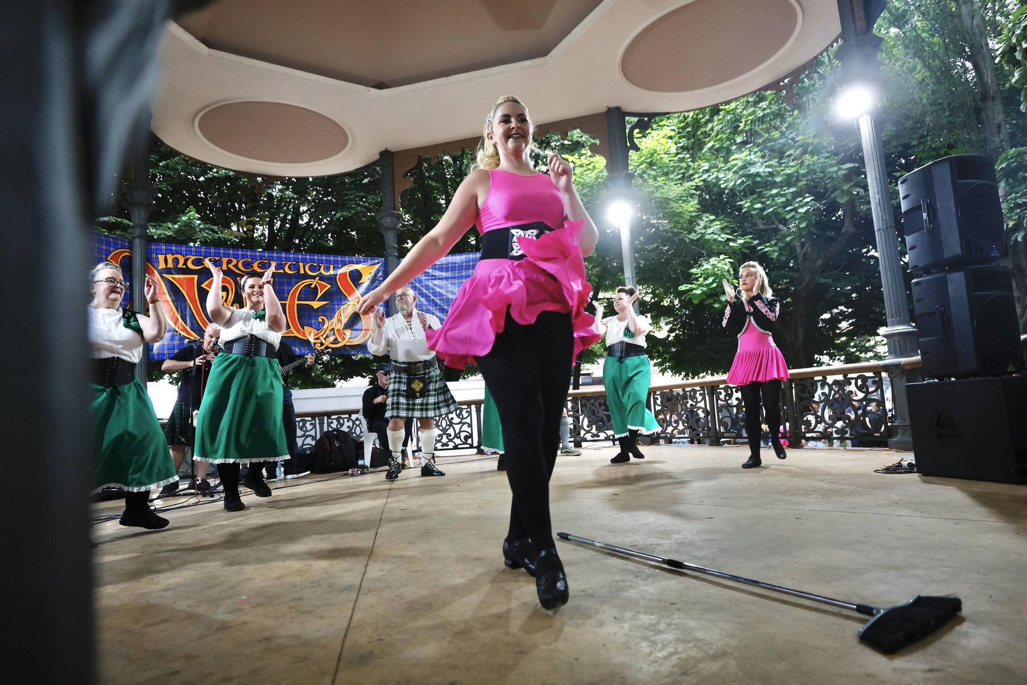 Así fue la colorida actuación del grupo norirlandés "Keltic Flair" en el festival Intercélticu de Avilés