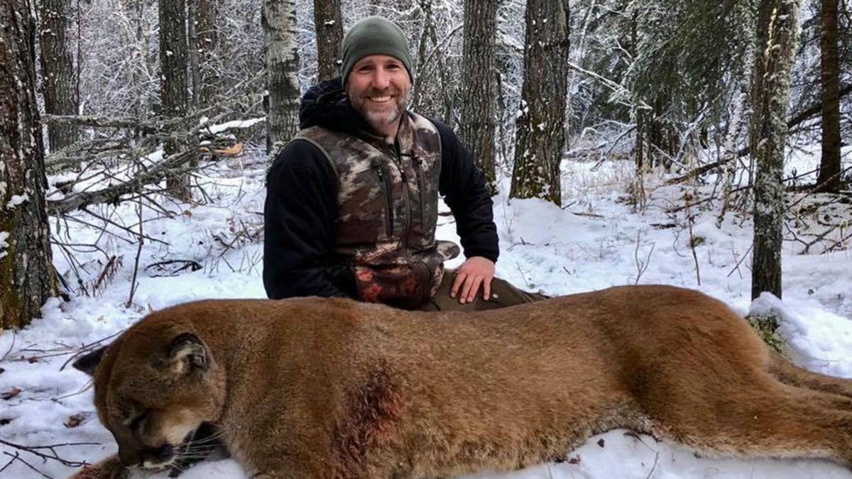 Steve Ecklund posa con un puma abatido en Alberta