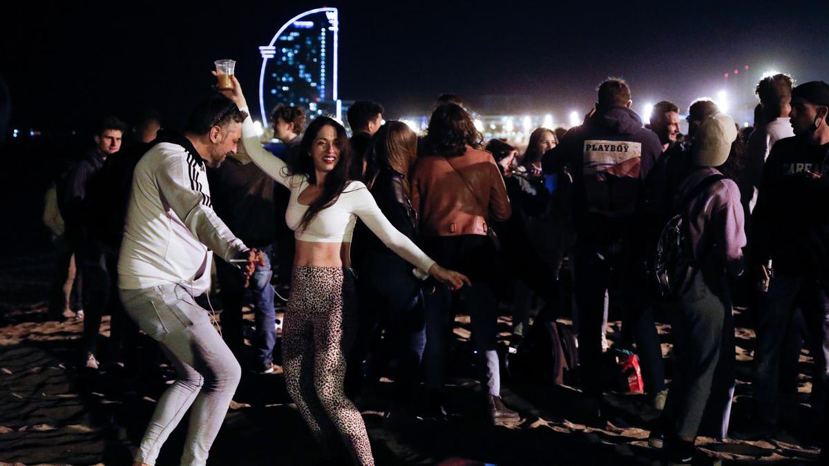 Desalojadas 3.851 personas en botellones en Barcelona - La Nueva España