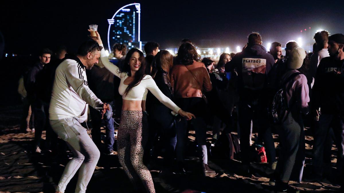 Una fiesta en la playa de Barcelona el fin de semana pasado.