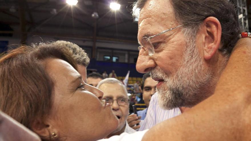 Mariano Rajoy saluda a una simpatizante durante el mitin de campaña que el PP ha celebrado en Las Palmas de Gran Canaria.