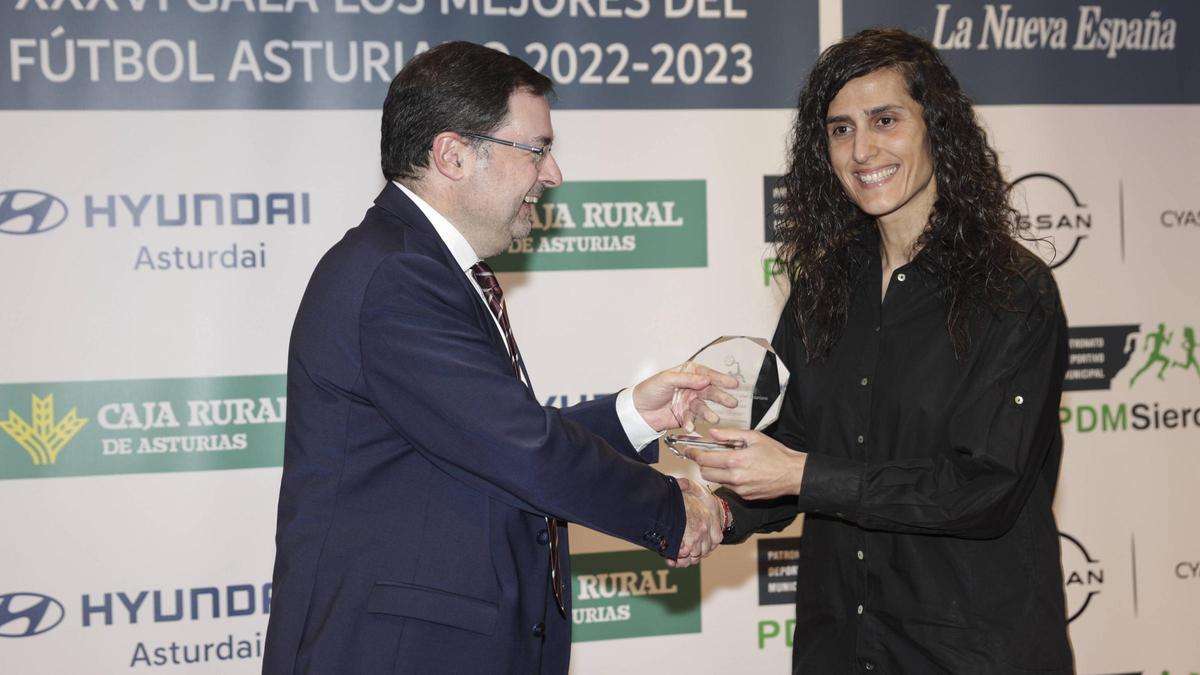 Montse Tomé recoge el premio a la mejor entrenadora asturiana