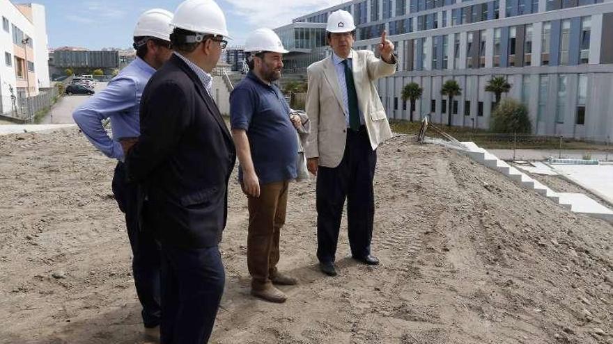 El delegado de la Xunta, Ignacio López-Chaves, visitó las obras. // FdV