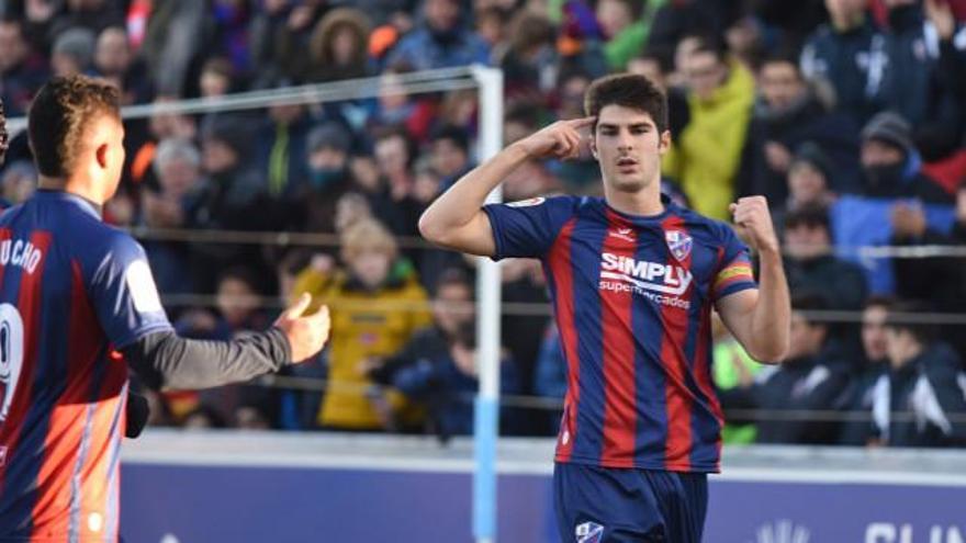 El Huesca liquida al Lugo en la defensa del liderato (3-0)