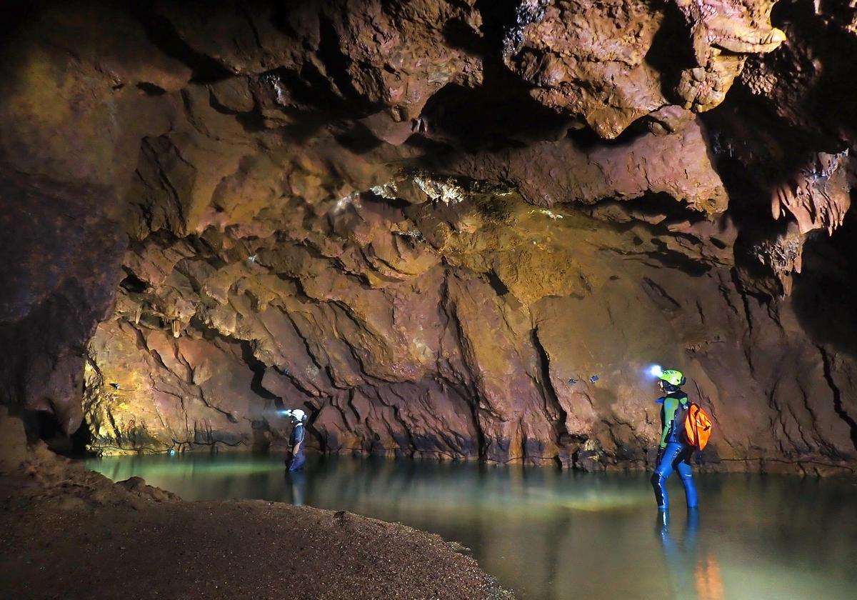 Interior de les Coves de Sant Josep, en la zona que va més enllà del riu subterrani navegable.