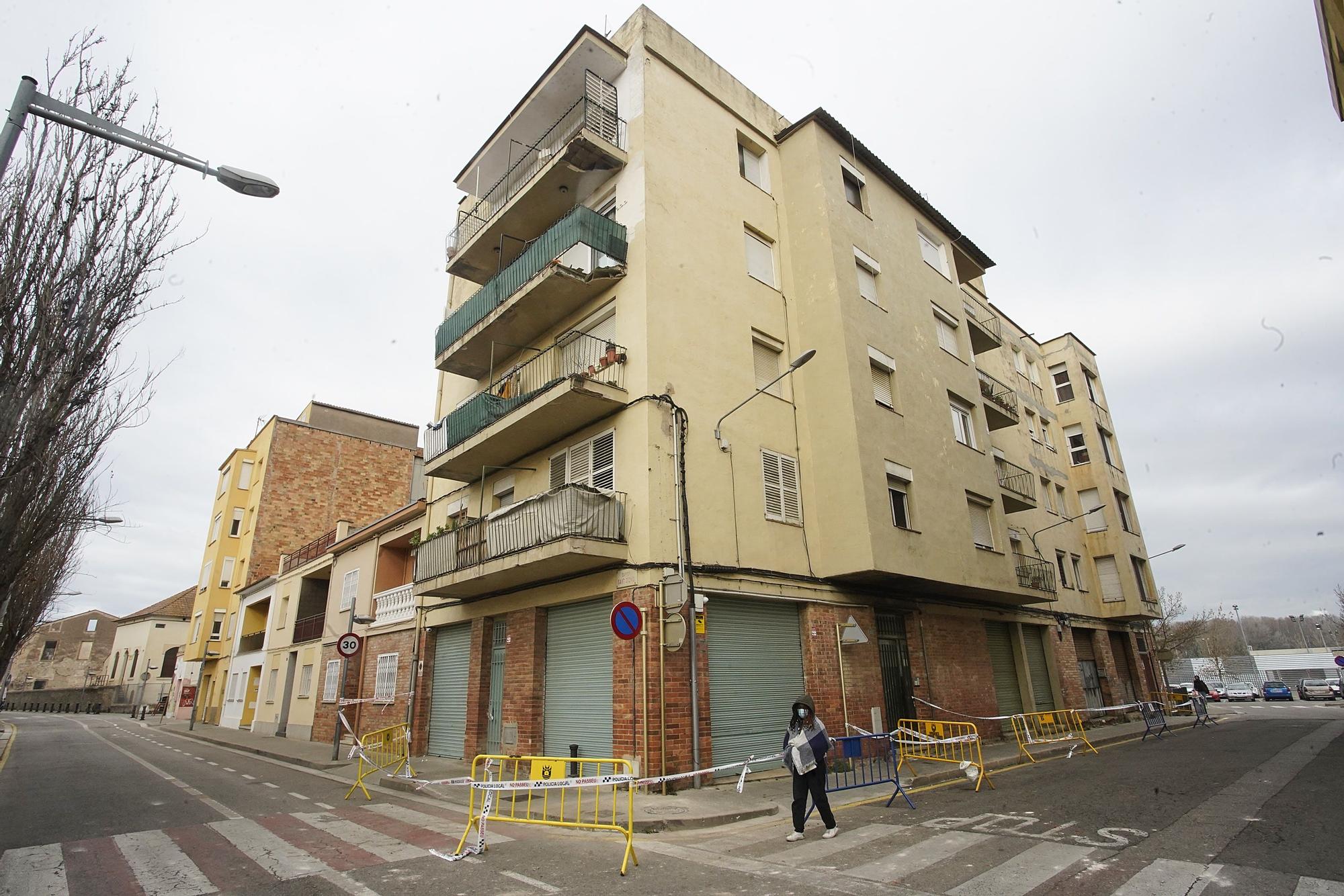 Es desprenen parts de dos balcons d'un bloc de pisos de Salt