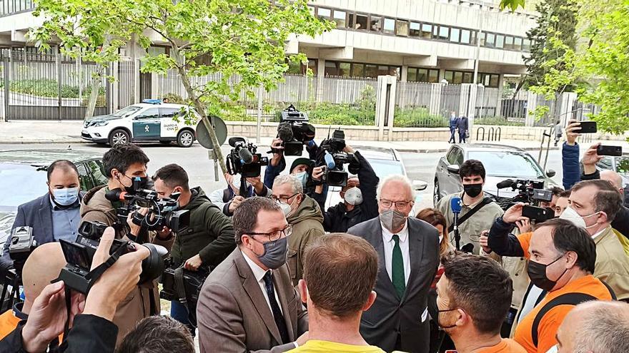 Raúl Blanco y Galo Gutiérrez, en el centro, con americana y corbata, conversando con los presidentes de los comités de Alu Ibérica de Avilés y La Coruña ayer en Madrid.
