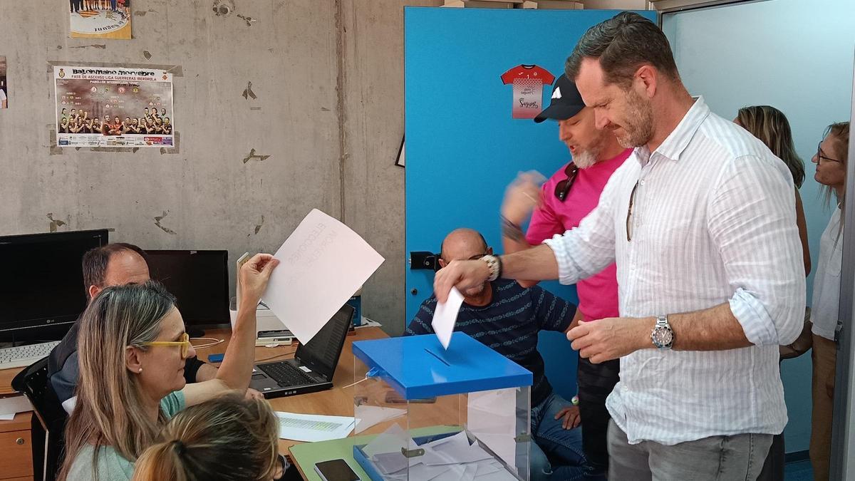 Un momento de la votación para elegir a la nueva diectiva del BM Morvedre.