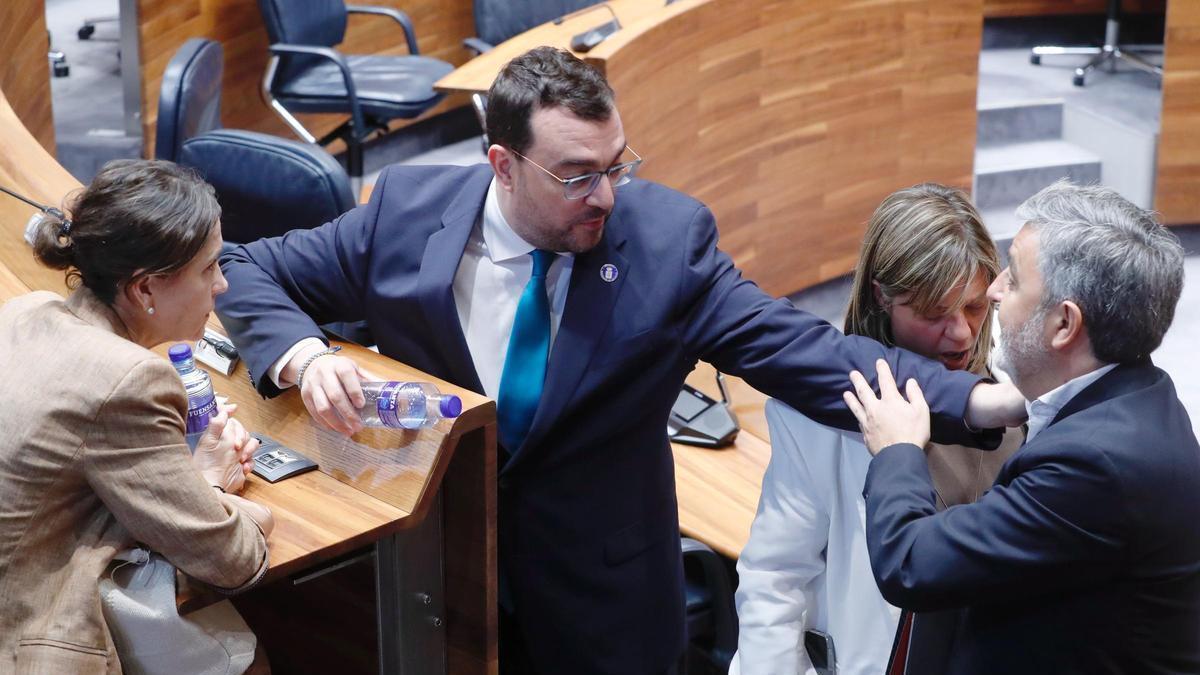 Adrián Barbón, saluda a Alejandro Calvo, con Gimena Llamedo en el medio y Dolores Carcedo sentada