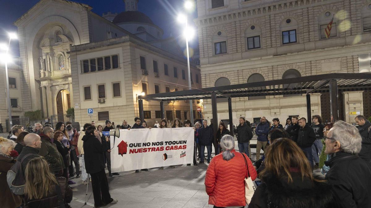 Protesta en Alicante contra la caída de las medidas antidesahucios provocada por el PP, Vox y Junts