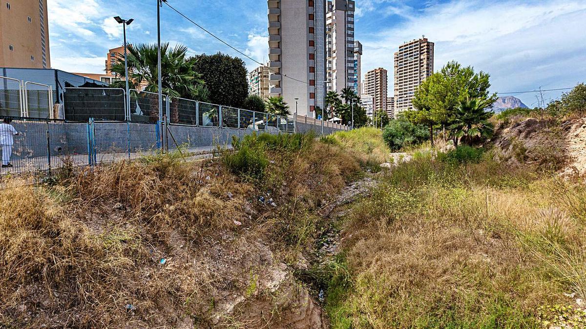 Estado que presenta el barranco del río Torres en La Vila Joiosa y el de Lliriet a su paso por el casco urbano de Benidorm, tras las tareas de limpieza acometidas durante el mes pasado por el Ayuntamiento. | PILAR CORTÉS/DAVID REVENGA