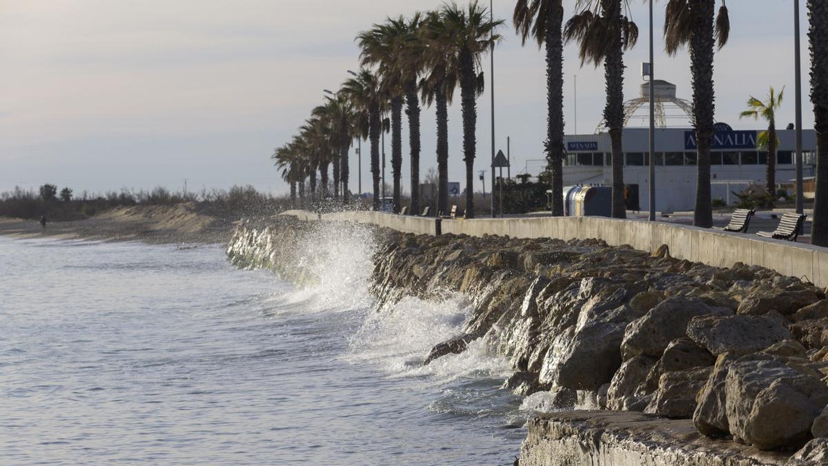 Algunos tramos de la playa del Arenal ya se han quedado sin arena