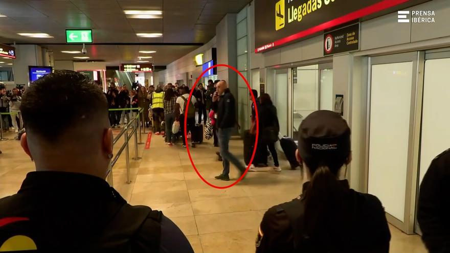 Turbulencias, desmayos y fotos con los pasajeros: así fue el convulso regreso de Rubiales a España