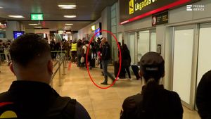 Confunden a un hombre con Luis Rubiales en Barajas