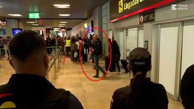 Confunden a un hombre con Luis Rubiales en Barajas