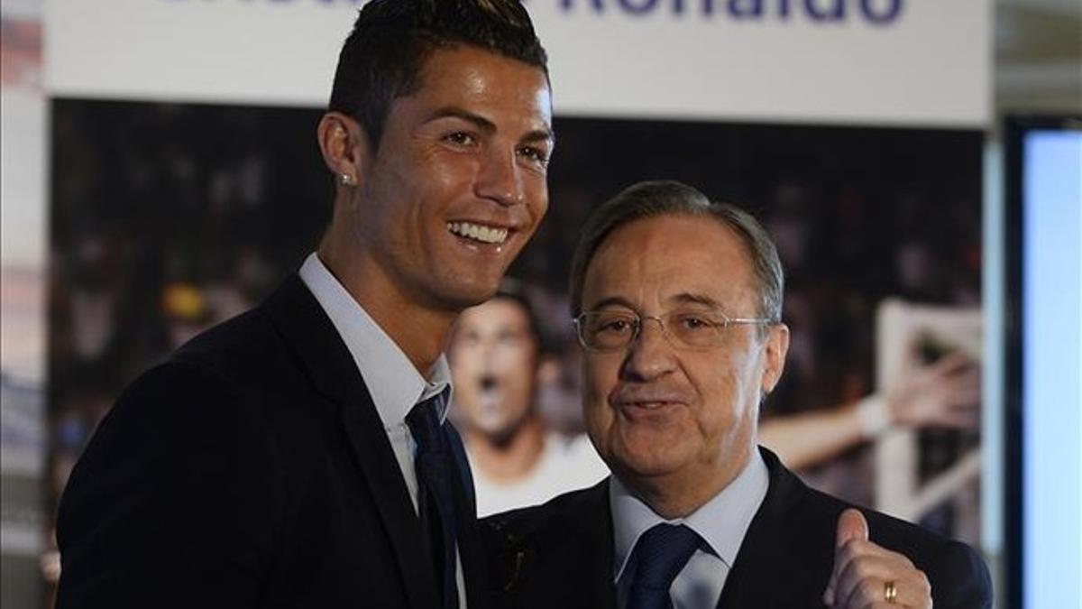 Cristiano Ronaldo, junto a Florentino Pérez