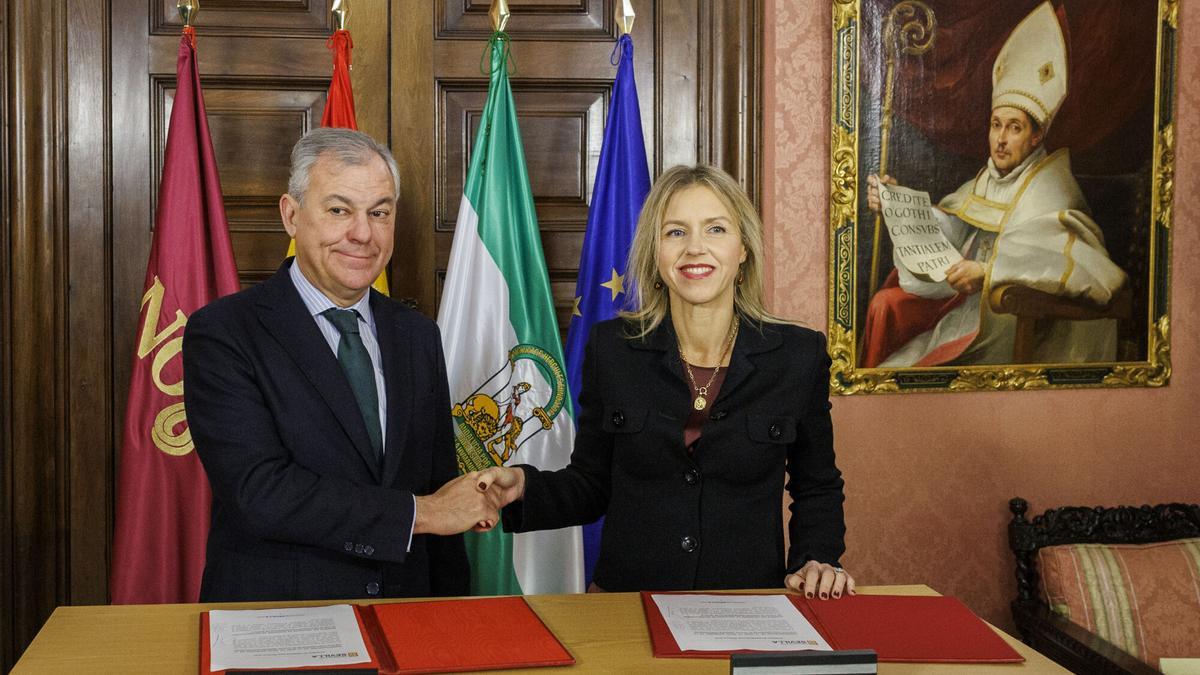 El alcalde de Sevilla, José Luis Sanz (PP), y la portavoz municipal de Vox, Cristina Peláez.