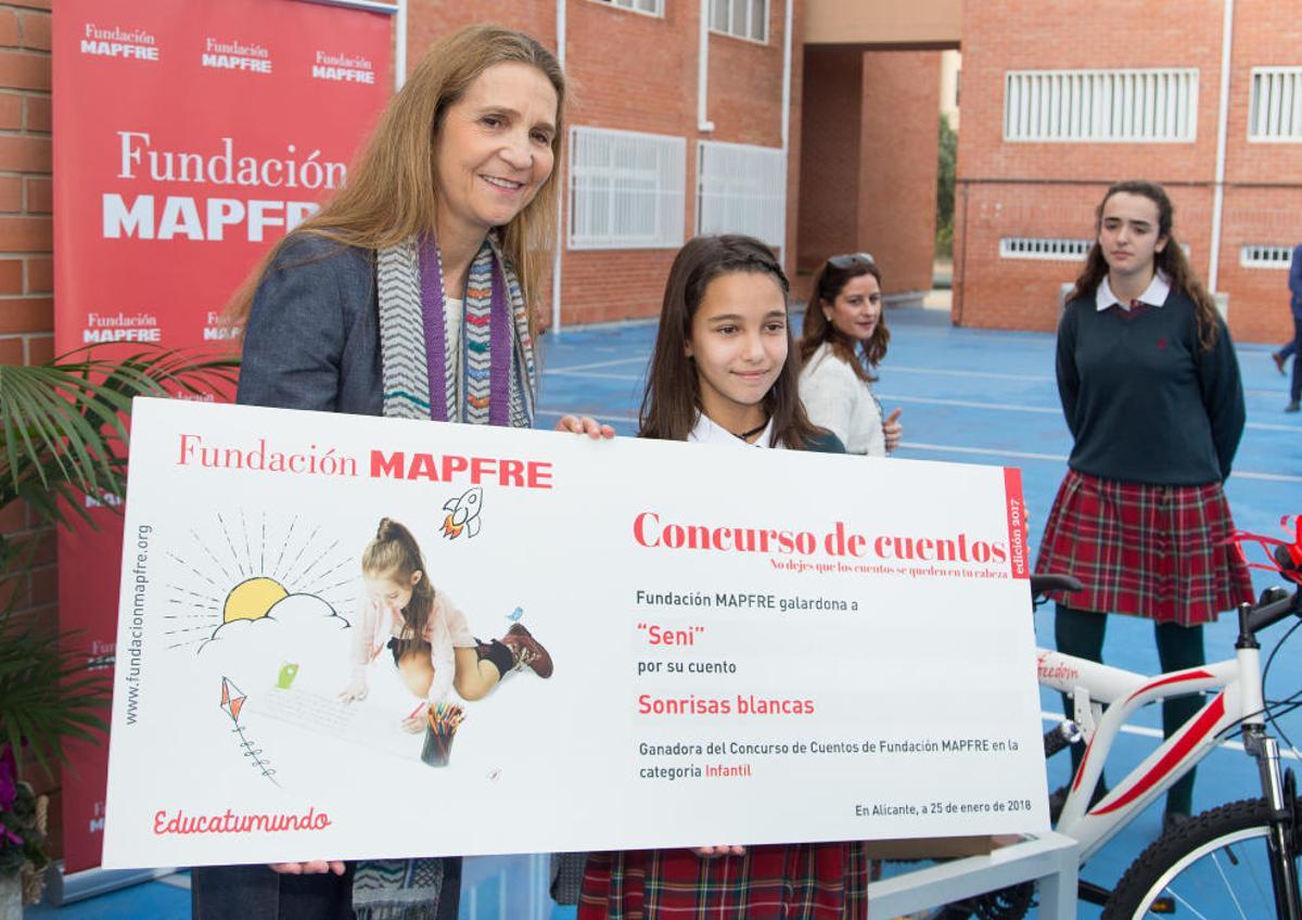La Infanta Cristina entrega un premio de la Fundación Mapfre a una alumna del Colegio ALtozano La Infanta Cristina entrega un premio de la Fundación Mapfre a una alumna del Colegio ALtozano
