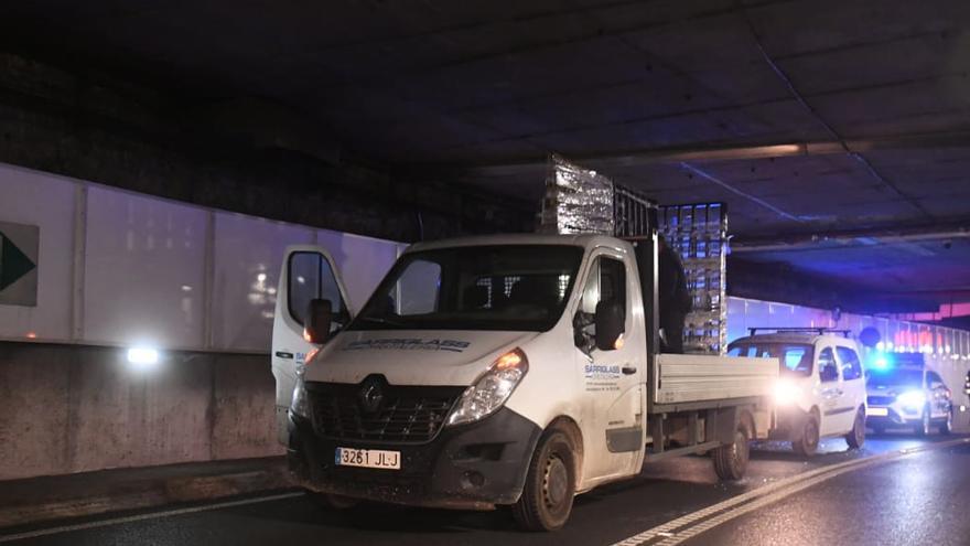 Atasco en el túnel de María Pita por el choque de un camión con el techo