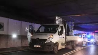 Atasco en el túnel de María Pita por el choque de un camión con el techo