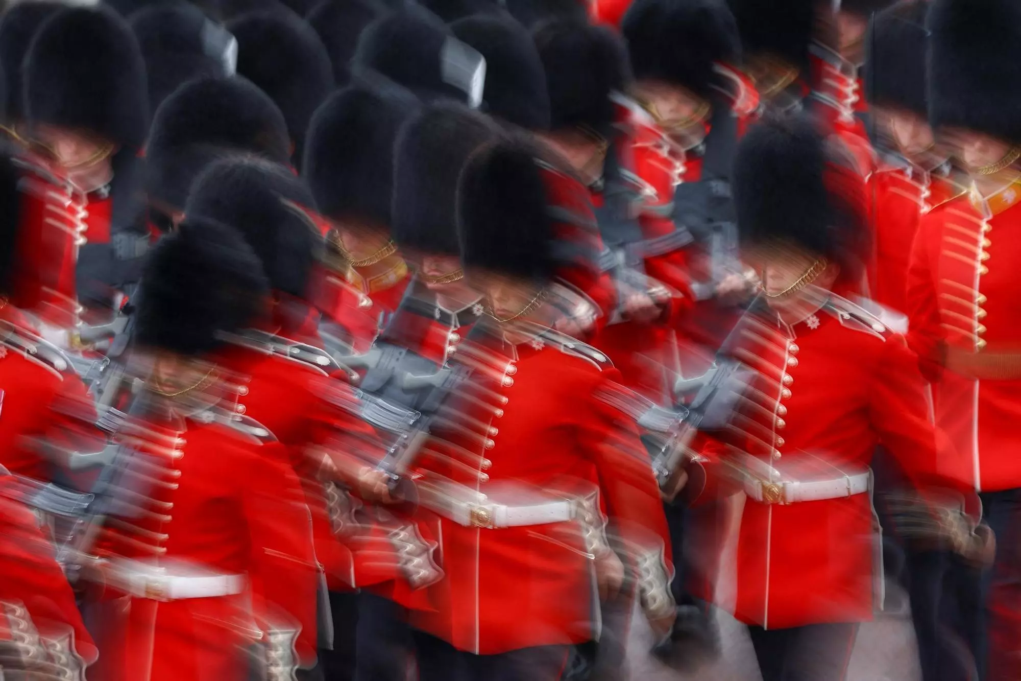Miembros de la Marina Real británica llegan en tren a Londres para la coronación de Carlos III