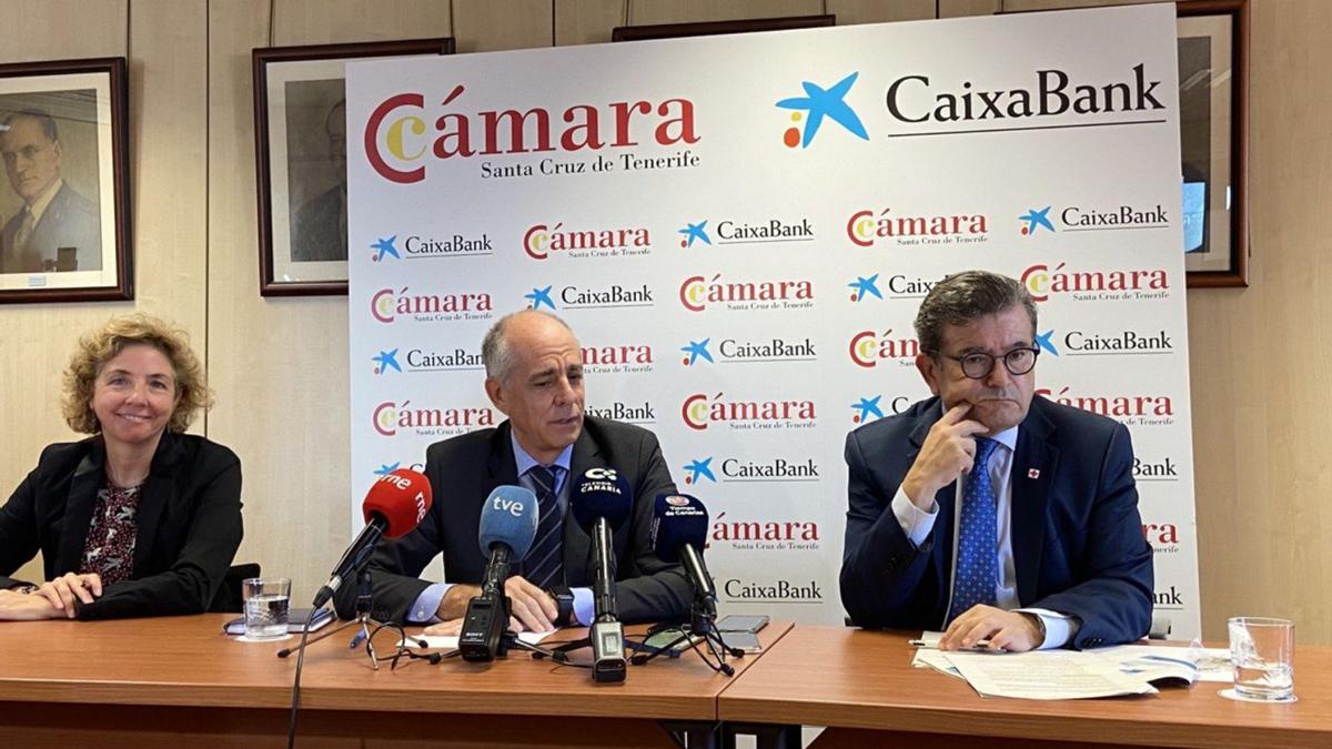 Lola Pérez, directora general de la Cámara; Santiago Sesé, presidente de la entidad, y Juan Ramón Fuertes, presidente territorial de CaixaBank en Canarias. | | E.D.