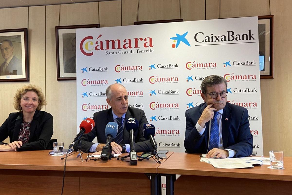 Lola Pérez, directora general de la Cámara; Santiago Sesé, presidente de la entidad, y Juan Ramón Fuertes, presidente territorial de CaixaBank en Canarias. | | E.D.