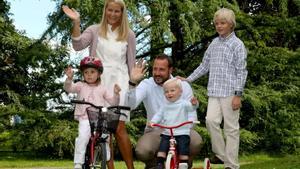 Los príncipes herederos, Haakon Magnus y Mette-Marit, con sus hijos pequeños, Ingrid Alexandra y Sverre Magnus, junto al primogénito de la princesa, Marius Borg, en 2007.